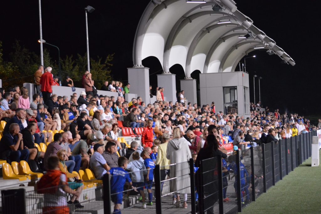 Trybuny stadionu Lechii Dzierżoniów